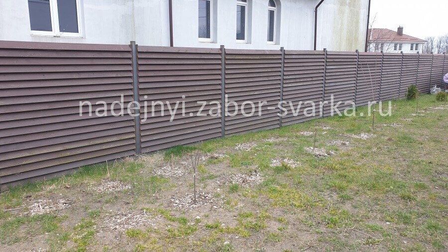 Забор жалюзи из дерева коричневый деревянный забор из жалюзи